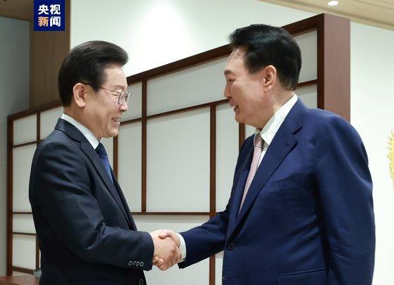 韩国总统和最大在野党党首举行首次会谈